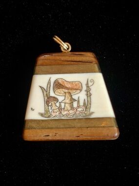 Vintage 1970s Mushroom Pendant Scrimshaw Cottagecore